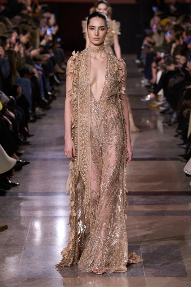 سحر صيف السبعينيات يتجسد في مجموعة إيلي صعب للأزياء الراقية لربيع وصيف 2026