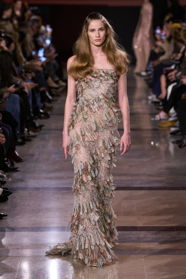 سحر صيف السبعينيات يتجسد في مجموعة إيلي صعب للأزياء الراقية لربيع وصيف 2026