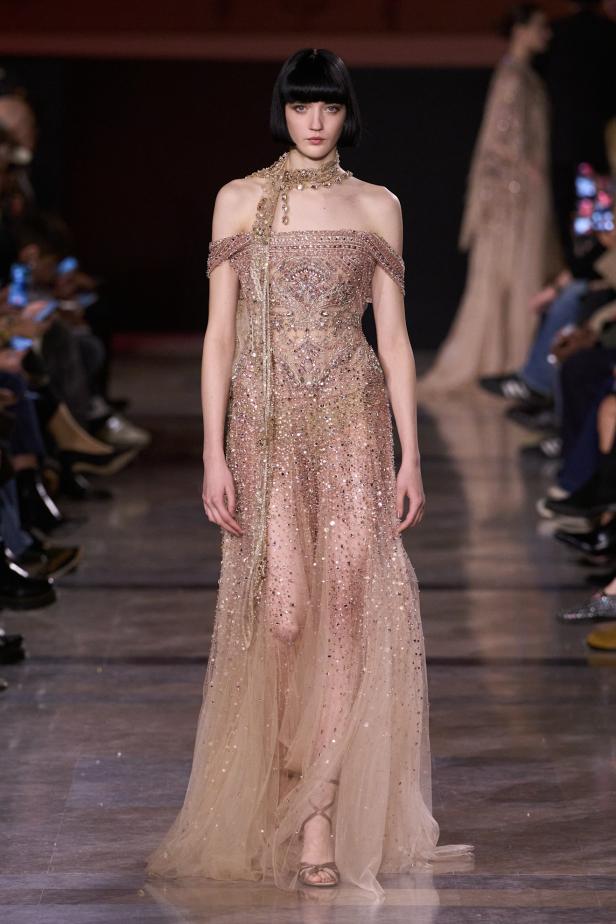 سحر صيف السبعينيات يتجسد في مجموعة إيلي صعب للأزياء الراقية لربيع وصيف 2026