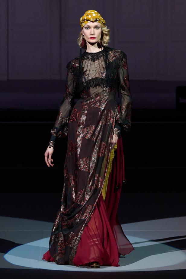 عرض أزياء مجموعة Julien Fournie لربيع وصيف 2026