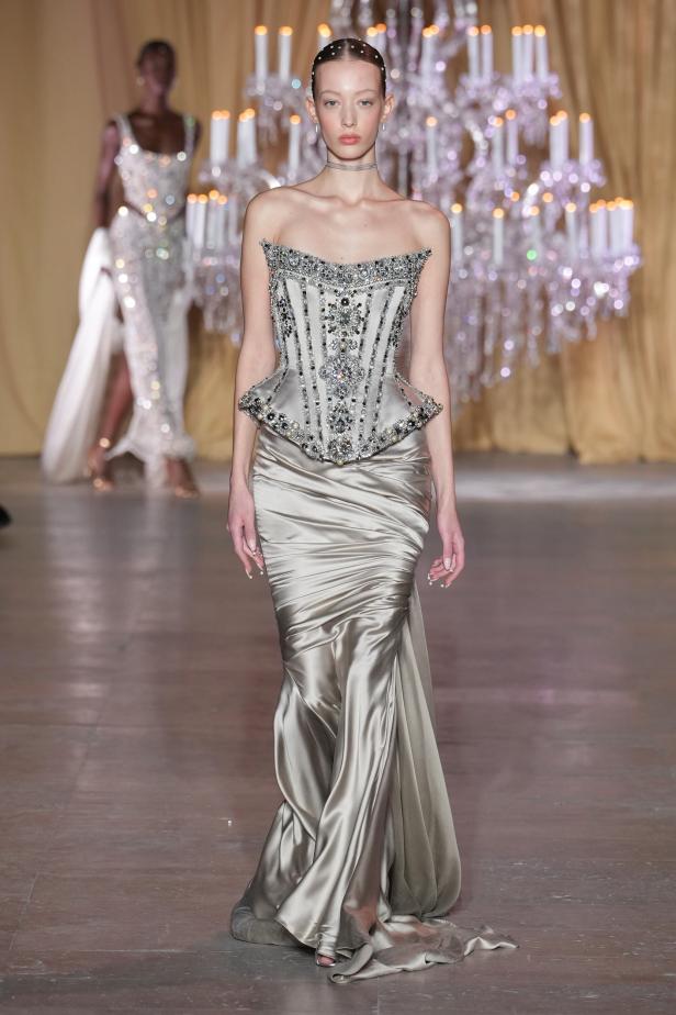 مجموعة زهير مراد تحاكي رقي المرأة في باريس