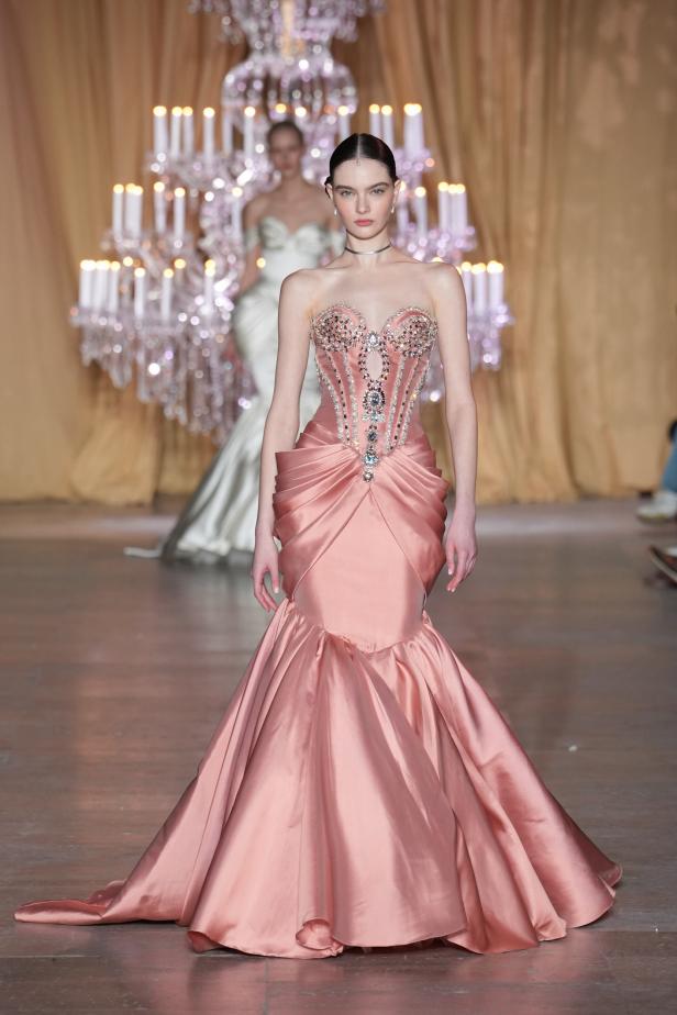 مجموعة زهير مراد تحاكي رقي المرأة في باريس