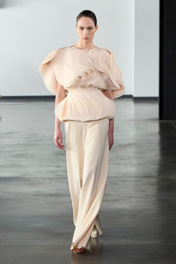 مجموعة رامي العلي للأزياء الراقية لربيع 2026... حوار بين الحركة والأنوثة العصرية