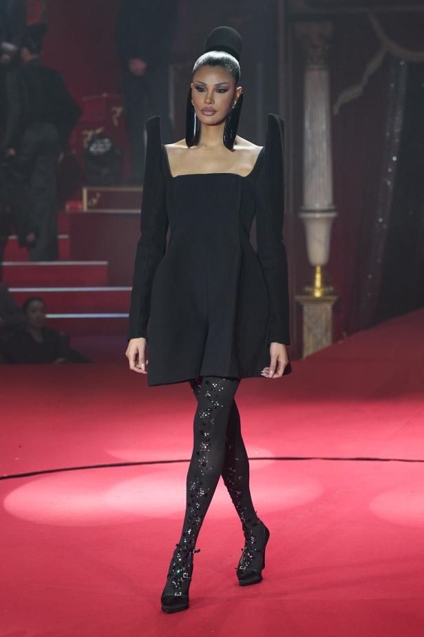 تحت قبة السيرك الباريسي.. هندسة الانضباط تتجسّد في مجموعة ستيفان رولان ربيع وصيف 2026 للأزياء الراقية