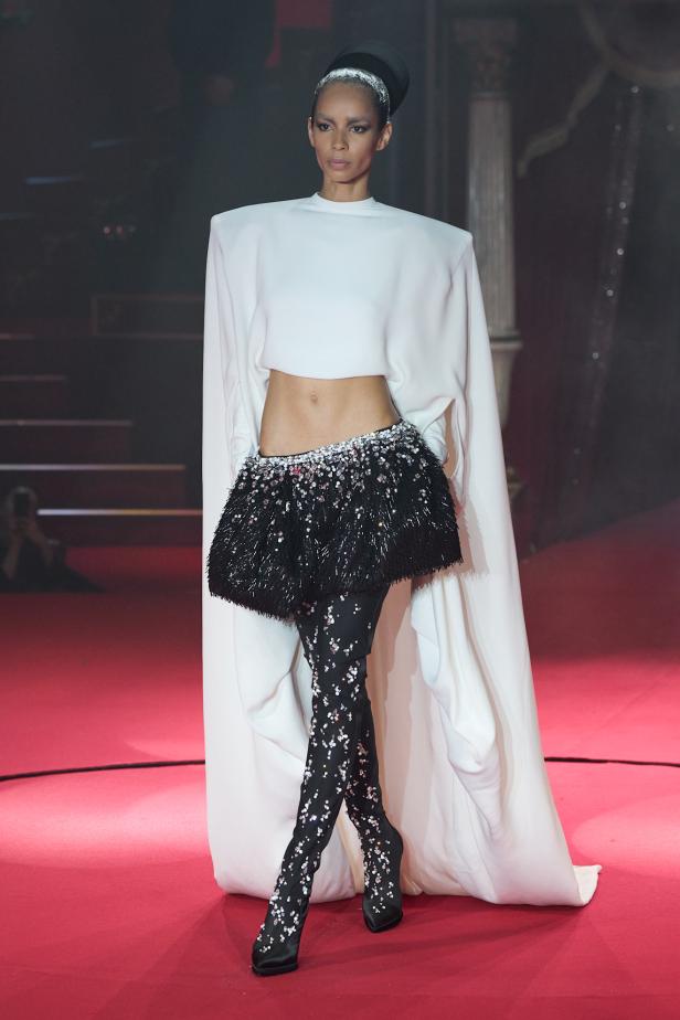 تحت قبة السيرك الباريسي.. هندسة الانضباط تتجسّد في مجموعة ستيفان رولان ربيع وصيف 2026 للأزياء الراقية