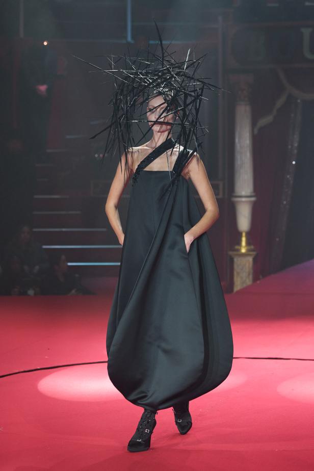 تحت قبة السيرك الباريسي.. هندسة الانضباط تتجسّد في مجموعة ستيفان رولان ربيع وصيف 2026 للأزياء الراقية