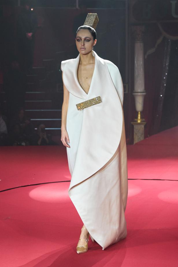 تحت قبة السيرك الباريسي.. هندسة الانضباط تتجسّد في مجموعة ستيفان رولان ربيع وصيف 2026 للأزياء الراقية