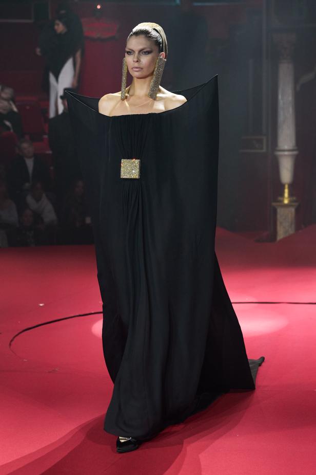 تحت قبة السيرك الباريسي.. هندسة الانضباط تتجسّد في مجموعة ستيفان رولان ربيع وصيف 2026 للأزياء الراقية