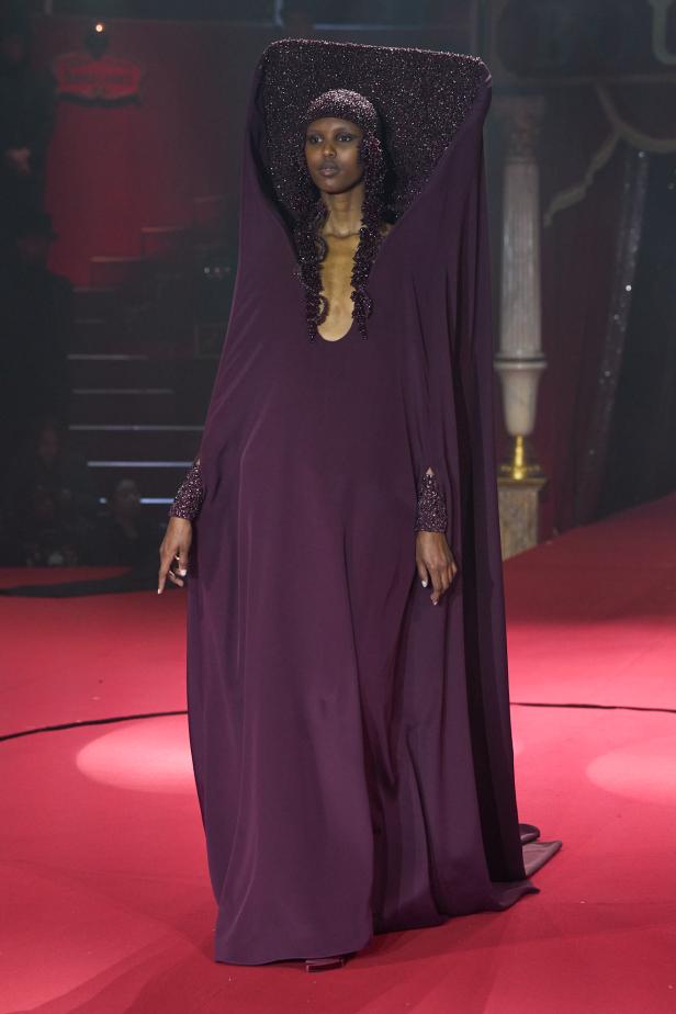 تحت قبة السيرك الباريسي.. هندسة الانضباط تتجسّد في مجموعة ستيفان رولان ربيع وصيف 2026 للأزياء الراقية