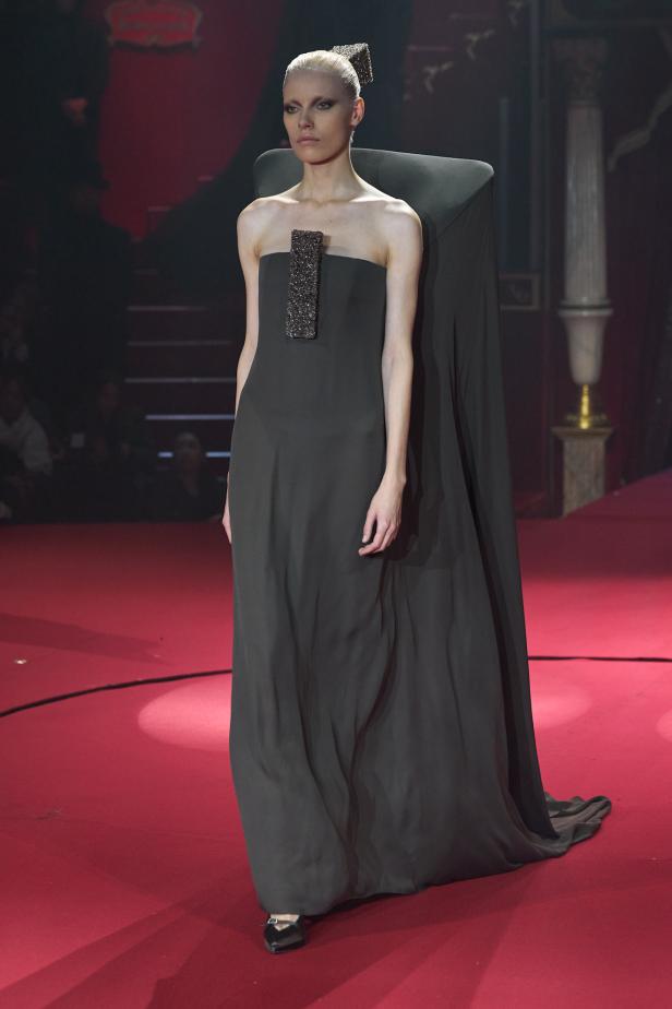 تحت قبة السيرك الباريسي.. هندسة الانضباط تتجسّد في مجموعة ستيفان رولان ربيع وصيف 2026 للأزياء الراقية