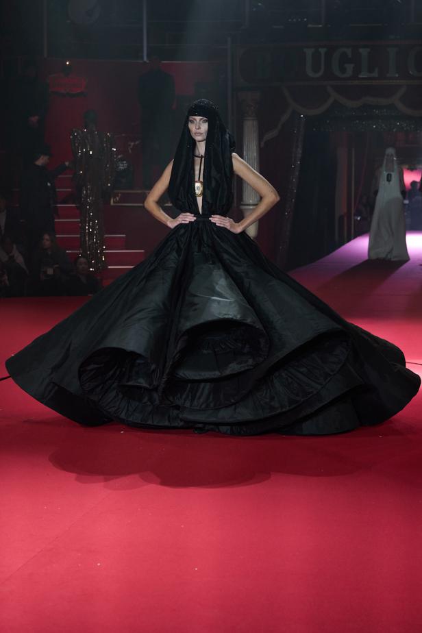 تحت قبة السيرك الباريسي.. هندسة الانضباط تتجسّد في مجموعة ستيفان رولان ربيع وصيف 2026 للأزياء الراقية