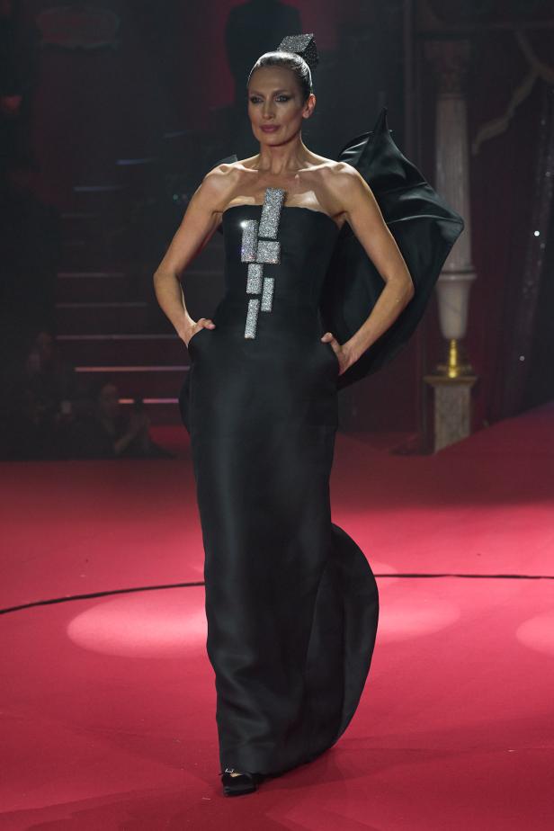 تحت قبة السيرك الباريسي.. هندسة الانضباط تتجسّد في مجموعة ستيفان رولان ربيع وصيف 2026 للأزياء الراقية