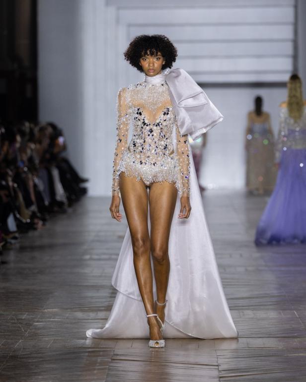 مجموعة طوني ورد للأزياء الراقية... عندما يرتدي الضوء أزياءً راقية