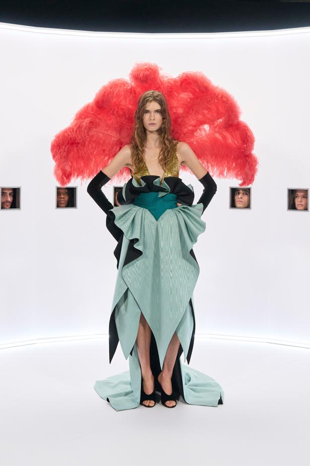  مجموعة Specula Mundi من فالنتينو للهوت كوتور.. دعوة  للتوقف وإعادة النظر في علاقتنا بالموضة