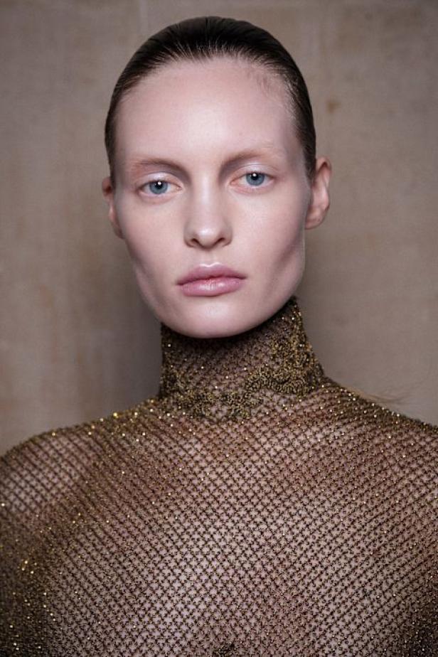 محمد آشي يقدّم "البدايات" في مجموعة ربيع وصيف 2026 للأزياء الراقية