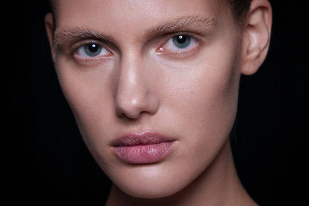 محمد آشي يقدّم "البدايات" في مجموعة ربيع وصيف 2026 للأزياء الراقية