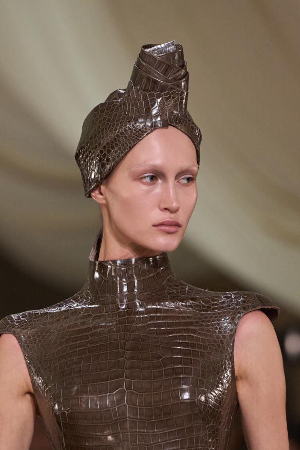 محمد آشي يقدّم "البدايات" في مجموعة ربيع وصيف 2026 للأزياء الراقية