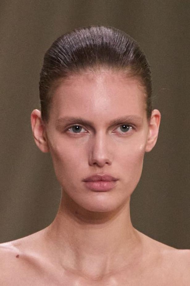 محمد آشي يقدّم "البدايات" في مجموعة ربيع وصيف 2026 للأزياء الراقية