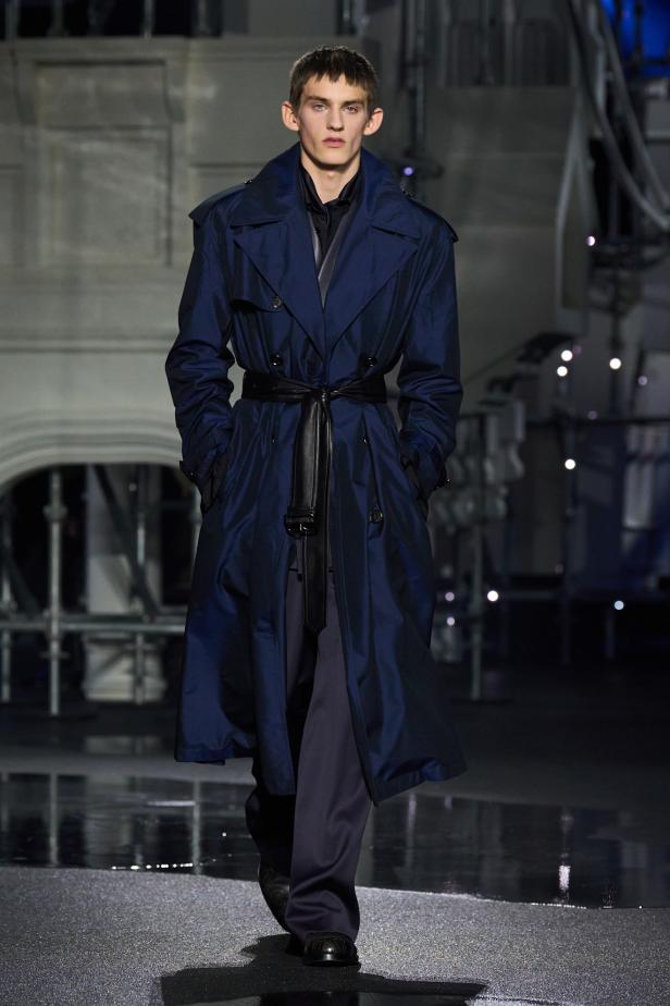 ‎"‎الترنش كوت" يتحدى مطر لندن بأناقة عصرية في مجموعة ‏Burberry‏ لخريف 2026 ‏