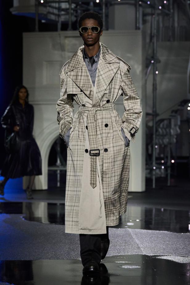 ‎"‎الترنش كوت" يتحدى مطر لندن بأناقة عصرية في مجموعة ‏Burberry‏ لخريف 2026 ‏