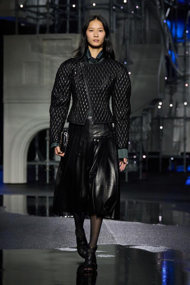 ‎"‎الترنش كوت" يتحدى مطر لندن بأناقة عصرية في مجموعة ‏Burberry‏ لخريف 2026 ‏