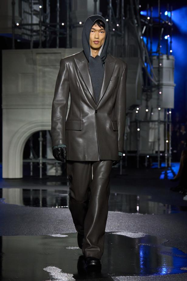 ‎"‎الترنش كوت" يتحدى مطر لندن بأناقة عصرية في مجموعة ‏Burberry‏ لخريف 2026 ‏