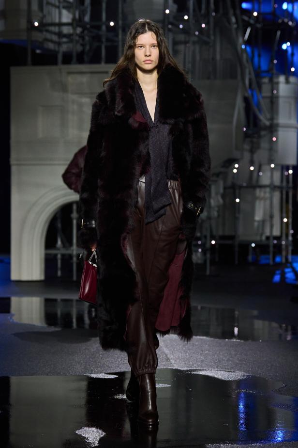 ‎"‎الترنش كوت" يتحدى مطر لندن بأناقة عصرية في مجموعة ‏Burberry‏ لخريف 2026 ‏