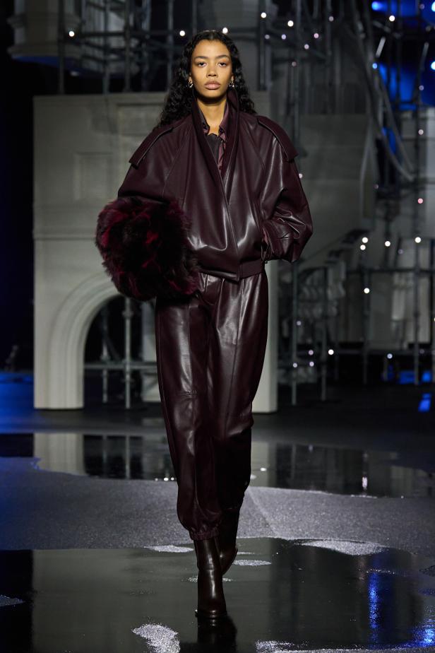 ‎"‎الترنش كوت" يتحدى مطر لندن بأناقة عصرية في مجموعة ‏Burberry‏ لخريف 2026 ‏