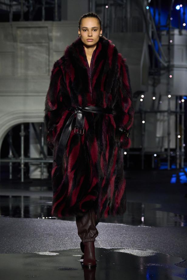 ‎"‎الترنش كوت" يتحدى مطر لندن بأناقة عصرية في مجموعة ‏Burberry‏ لخريف 2026 ‏