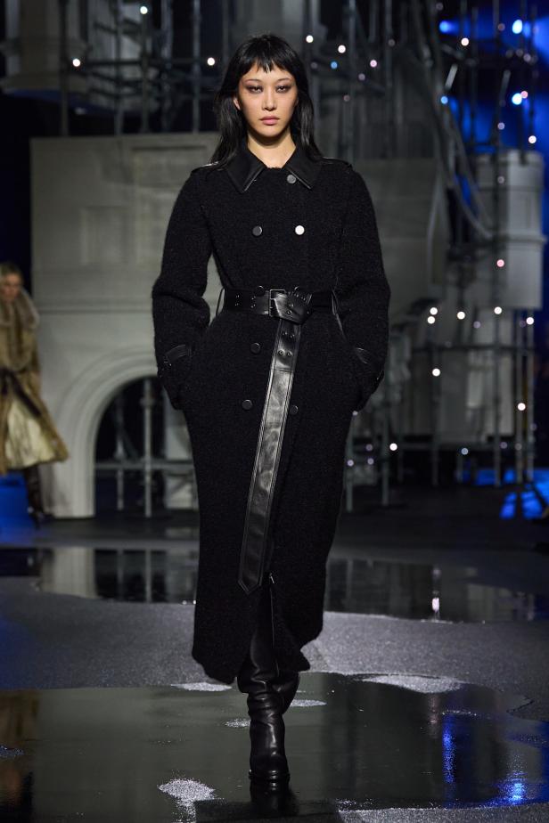 ‎"‎الترنش كوت" يتحدى مطر لندن بأناقة عصرية في مجموعة ‏Burberry‏ لخريف 2026 ‏