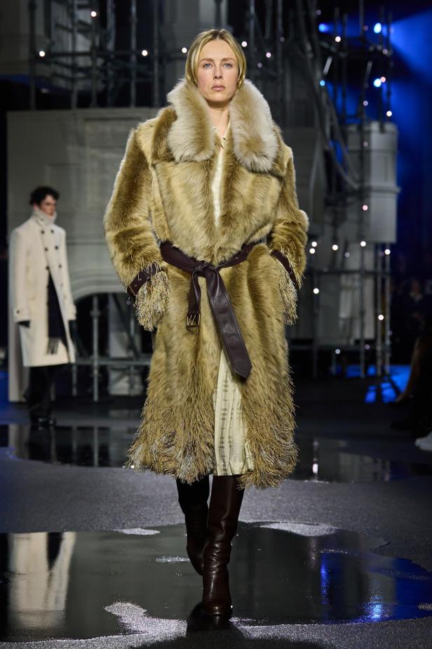 ‎"‎الترنش كوت" يتحدى مطر لندن بأناقة عصرية في مجموعة ‏Burberry‏ لخريف 2026 ‏