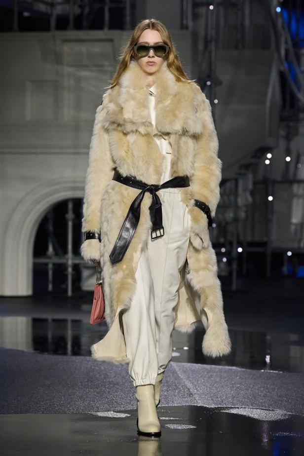 ‎"‎الترنش كوت" يتحدى مطر لندن بأناقة عصرية في مجموعة ‏Burberry‏ لخريف 2026 ‏