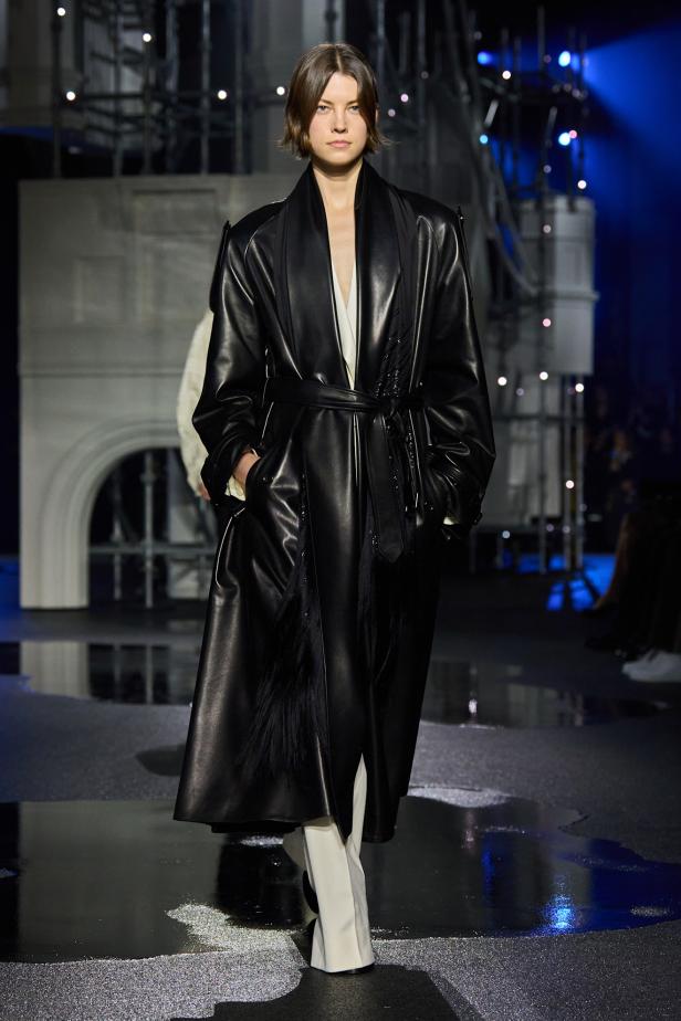 ‎"‎الترنش كوت" يتحدى مطر لندن بأناقة عصرية في مجموعة ‏Burberry‏ لخريف 2026 ‏