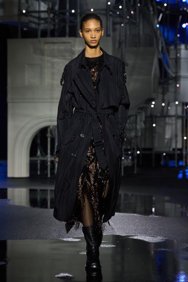 ‎"‎الترنش كوت" يتحدى مطر لندن بأناقة عصرية في مجموعة ‏Burberry‏ لخريف 2026 ‏
