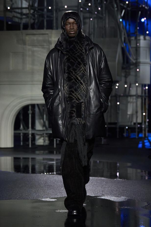 ‎"‎الترنش كوت" يتحدى مطر لندن بأناقة عصرية في مجموعة ‏Burberry‏ لخريف 2026 ‏