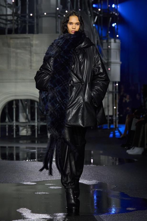 ‎"‎الترنش كوت" يتحدى مطر لندن بأناقة عصرية في مجموعة ‏Burberry‏ لخريف 2026 ‏