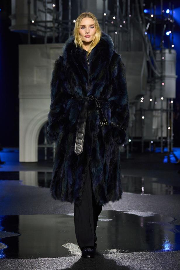 ‎"‎الترنش كوت" يتحدى مطر لندن بأناقة عصرية في مجموعة ‏Burberry‏ لخريف 2026 ‏