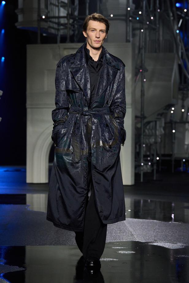 ‎"‎الترنش كوت" يتحدى مطر لندن بأناقة عصرية في مجموعة ‏Burberry‏ لخريف 2026 ‏