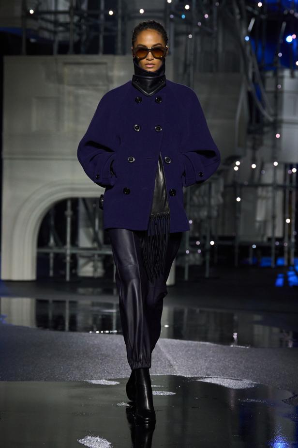 ‎"‎الترنش كوت" يتحدى مطر لندن بأناقة عصرية في مجموعة ‏Burberry‏ لخريف 2026 ‏