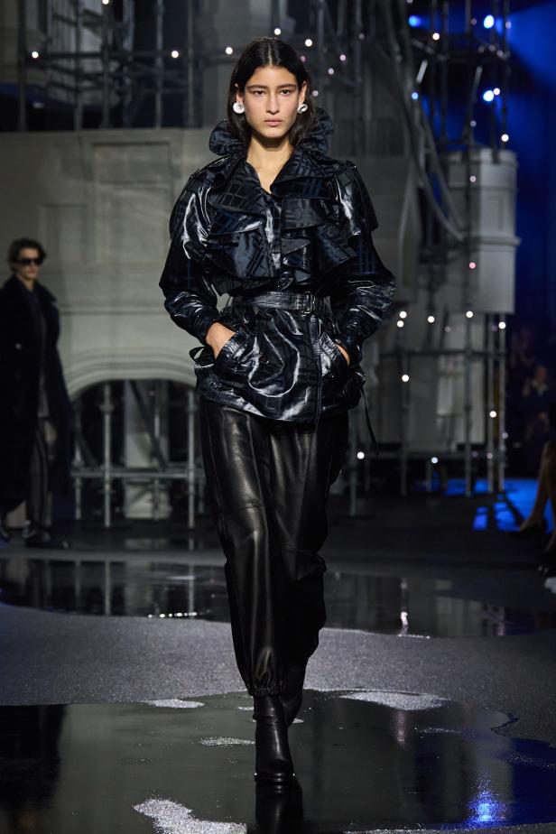 ‎"‎الترنش كوت" يتحدى مطر لندن بأناقة عصرية في مجموعة ‏Burberry‏ لخريف 2026 ‏