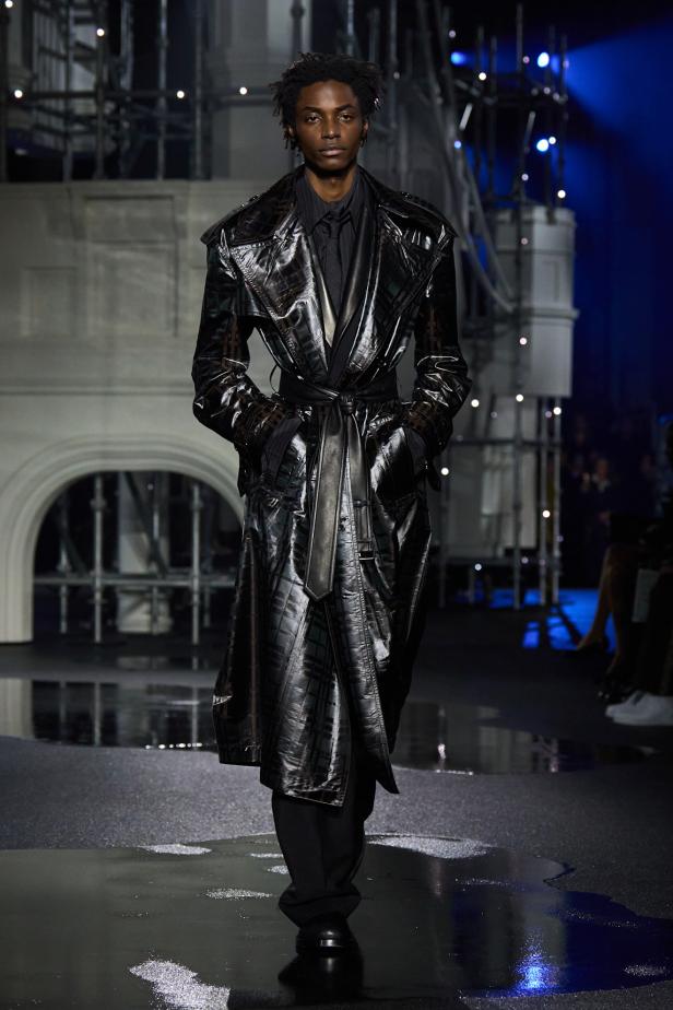 ‎"‎الترنش كوت" يتحدى مطر لندن بأناقة عصرية في مجموعة ‏Burberry‏ لخريف 2026 ‏