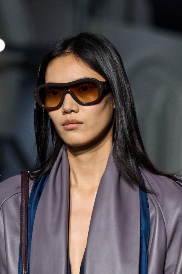 ‎"‎الترنش كوت" يتحدى مطر لندن بأناقة عصرية في مجموعة ‏Burberry‏ لخريف 2026 ‏