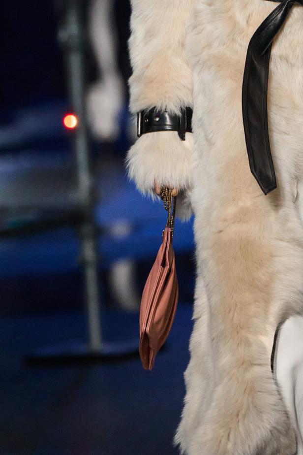 ‎"‎الترنش كوت" يتحدى مطر لندن بأناقة عصرية في مجموعة ‏Burberry‏ لخريف 2026 ‏