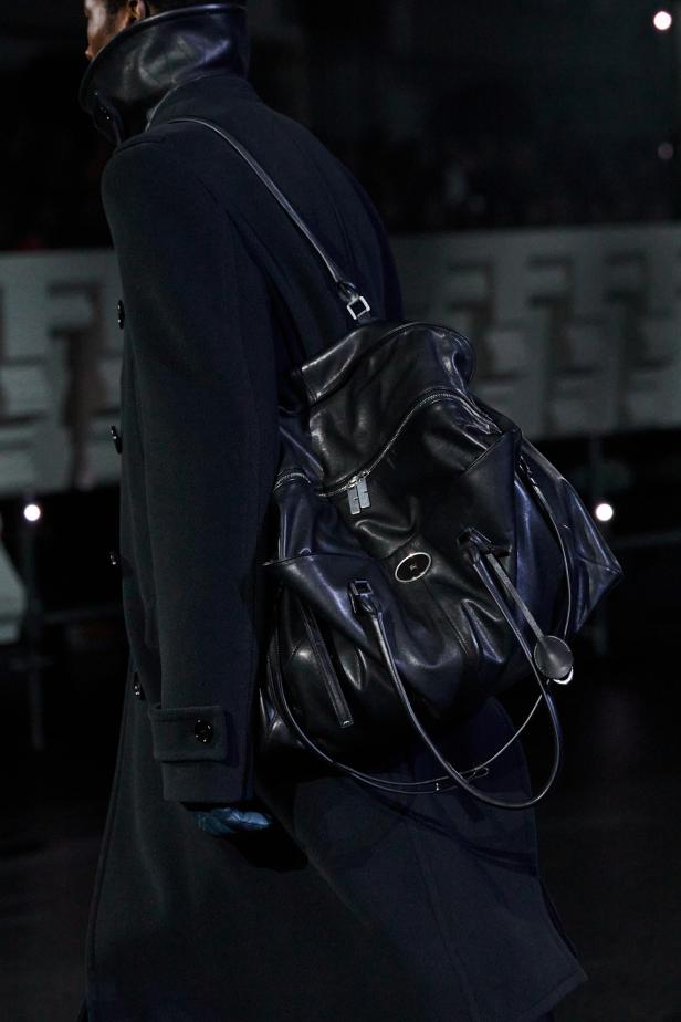 ‎"‎الترنش كوت" يتحدى مطر لندن بأناقة عصرية في مجموعة ‏Burberry‏ لخريف 2026 ‏