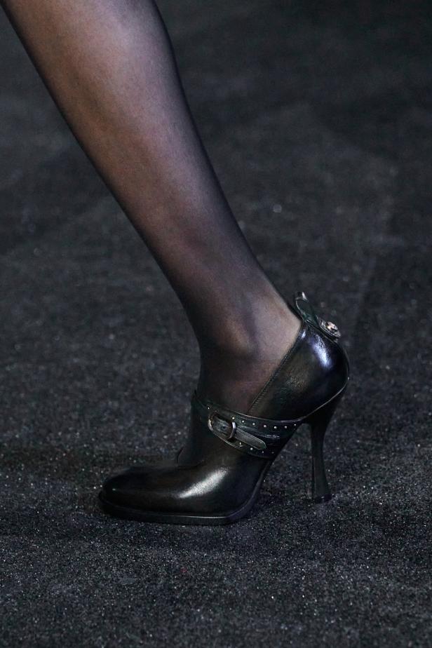 ‎"‎الترنش كوت" يتحدى مطر لندن بأناقة عصرية في مجموعة ‏Burberry‏ لخريف 2026 ‏