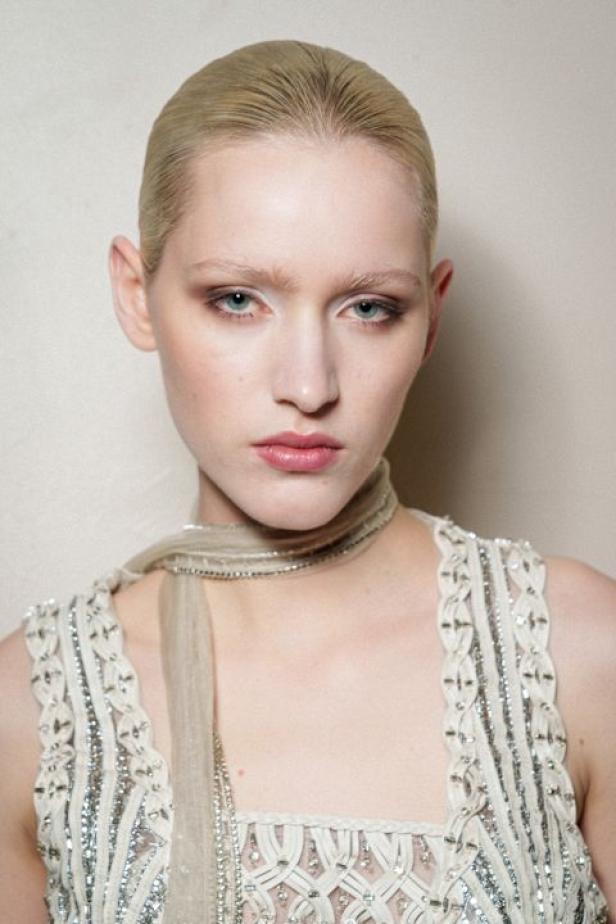 سحر صيف السبعينيات يتجسد في مجموعة إيلي صعب للأزياء الراقية لربيع وصيف 2026