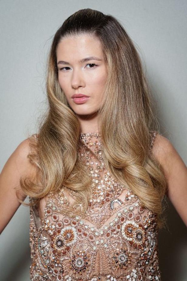 سحر صيف السبعينيات يتجسد في مجموعة إيلي صعب للأزياء الراقية لربيع وصيف 2026