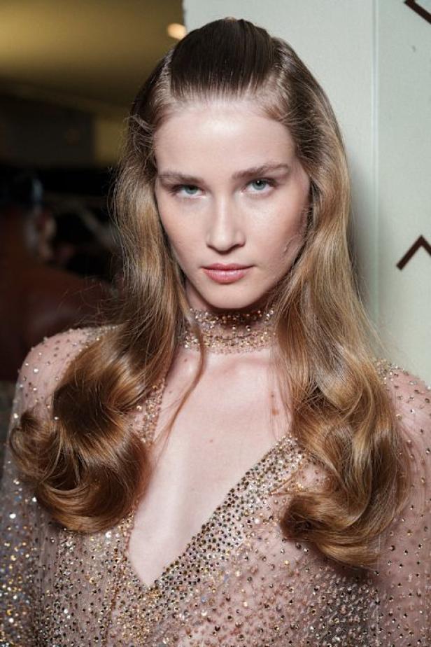 سحر صيف السبعينيات يتجسد في مجموعة إيلي صعب للأزياء الراقية لربيع وصيف 2026