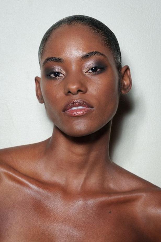 سحر صيف السبعينيات يتجسد في مجموعة إيلي صعب للأزياء الراقية لربيع وصيف 2026