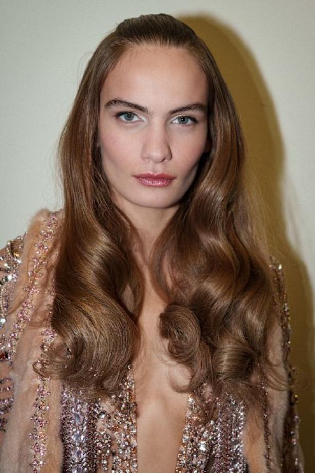 سحر صيف السبعينيات يتجسد في مجموعة إيلي صعب للأزياء الراقية لربيع وصيف 2026